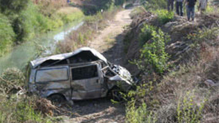 Antalya'da minibüs kanala uçtu: 2 ölü 