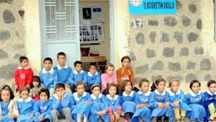 Öğretmenin yolunu gözlüyorlar