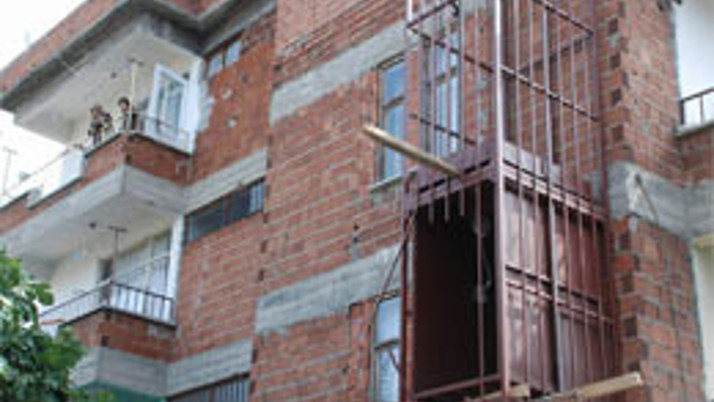 Çocukları için yaptırdığı asansörde öldü!