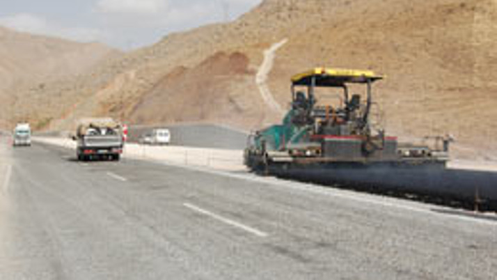 Bitlis'te asfaltlama çalışmaları sürüyor