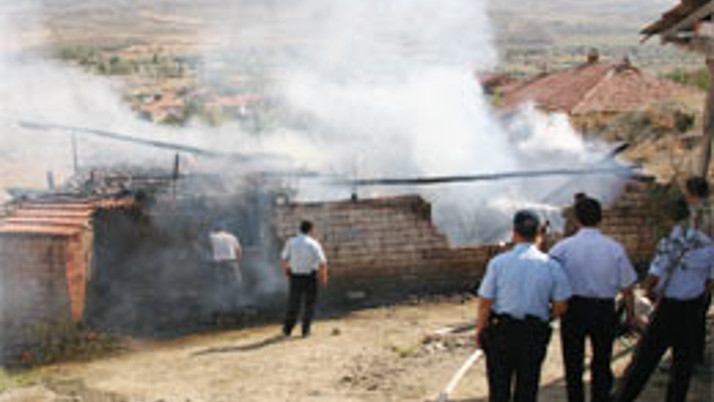 Kibritle oynarken evi yaktılar!