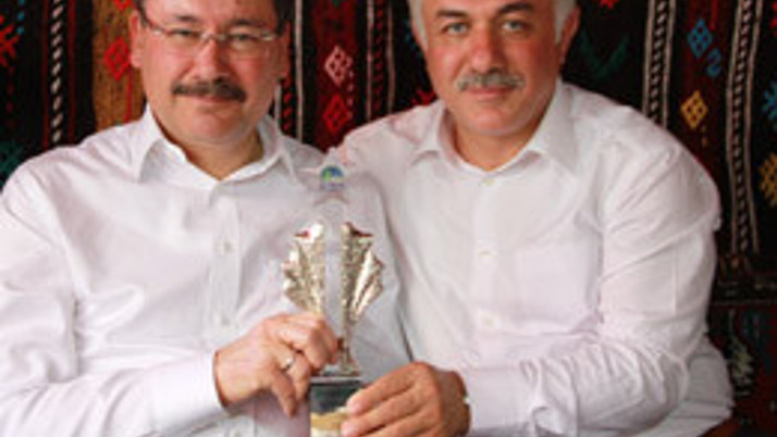 Başkan Özden Tiran'a gitti