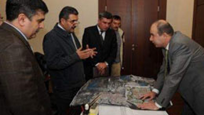 Vali yol meselesine el attı