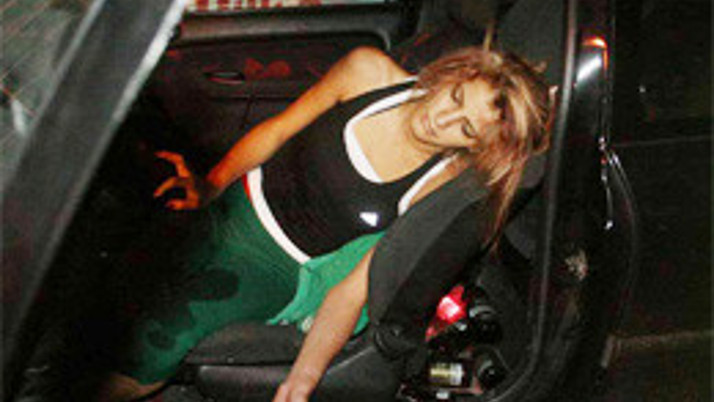 Genç kız direksiyon başında böyle sızdı