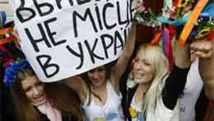 Ukraynalı kızlar İran elçiliğini bastı