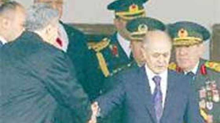 Arınçı şoke eden tokalaşma