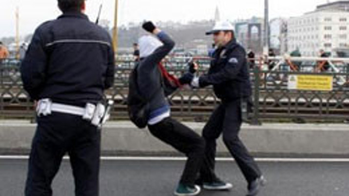 Galata Köprüsü'nde zincirli eylem!