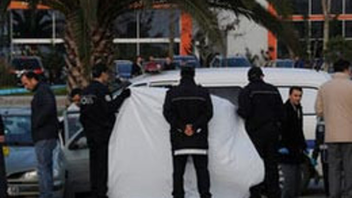 Otomobilde ölü bulunan genç adamın sırrı!