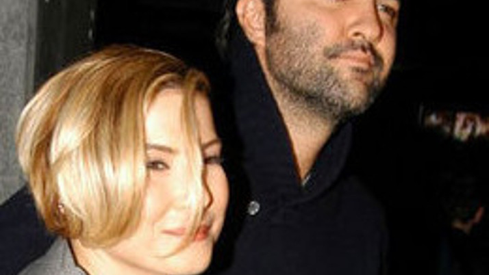 Metroda diz döküp yalvardı!