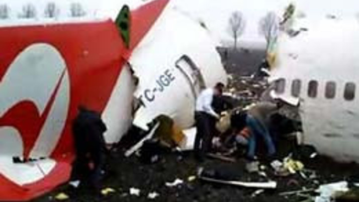 Uçak düştükten sonraki ilk görüntüler!