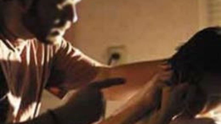 Eşini döven polisler açığa alındı