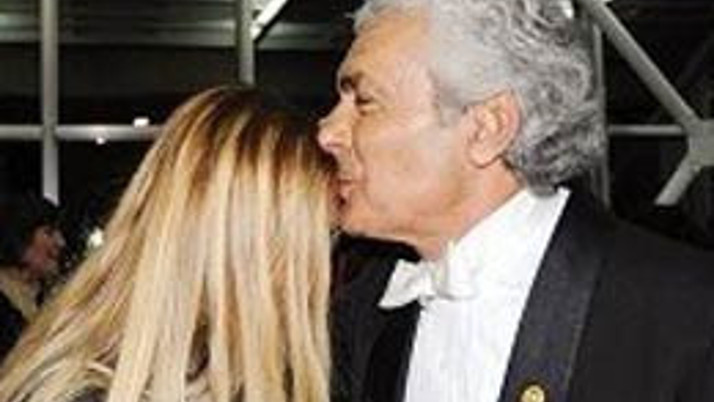 Orkestra şefi Bayraktar'ı neden öptü?