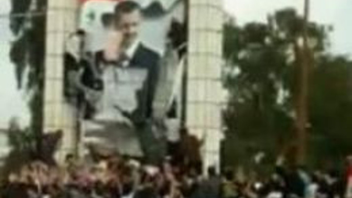 Suriye'de onbinler sokaklarda