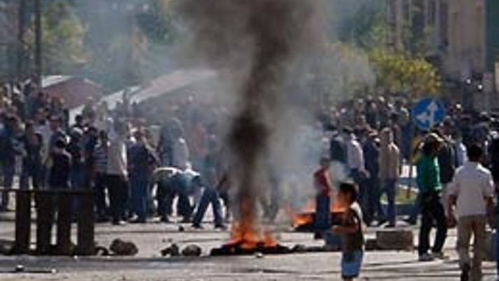 Polise taş atan 5 kişi tutuklandı