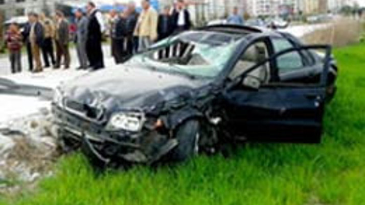 Anne ile kıza durakta otomobil çarptı