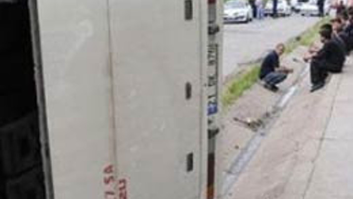 Diyarbakır'da polis aracı takla attı