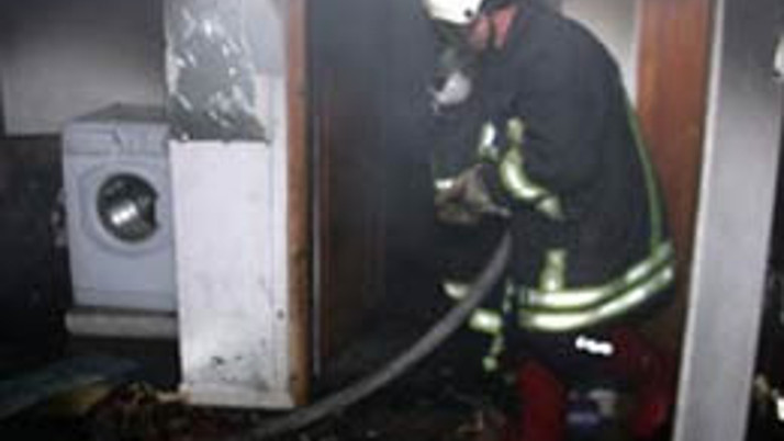 Tecavüzcü gencin evini yaktılar