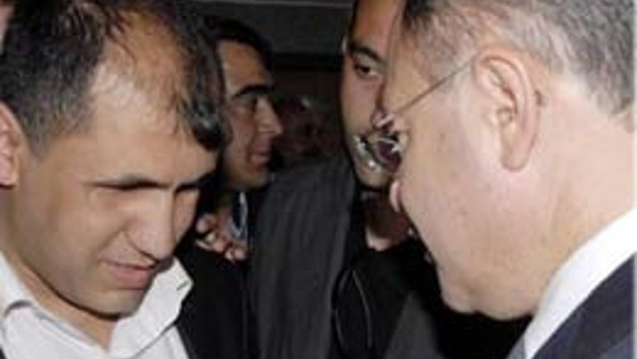 Bakan'dan azar yiyen işçi ödüllendirildi