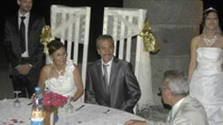 Kızıyla birlikte aynı nikahta evlendi