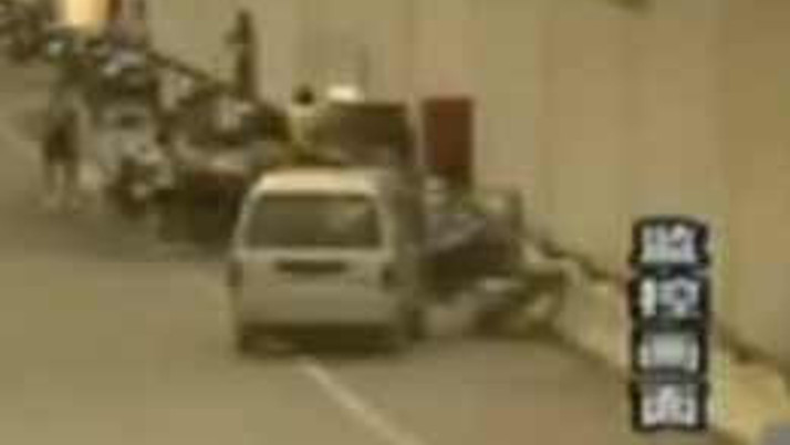 Kıza laf atmanın sonu felaket oldu(Video)