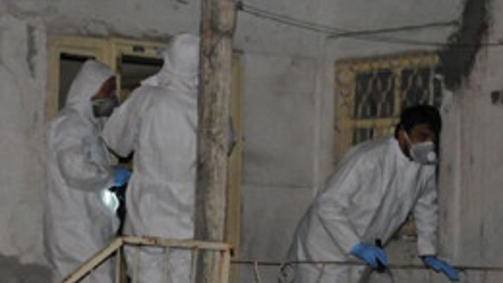 Çürümüş cesedi evden böyle çıkardılar