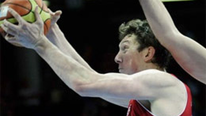 Ömer Aşık potada kazayı ucuz atlattı