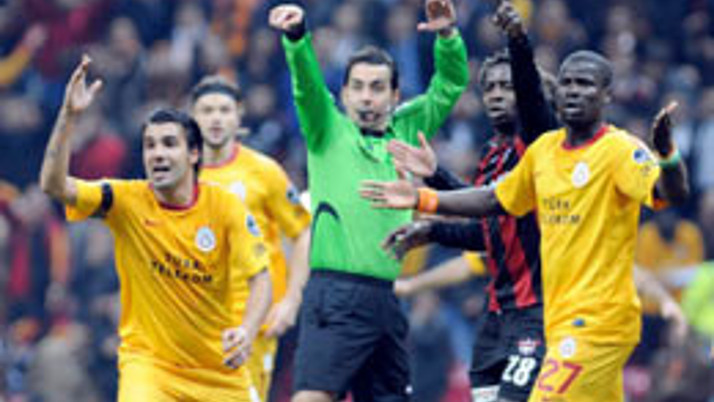 Spor yazarları olay hakem için ne dedi?
