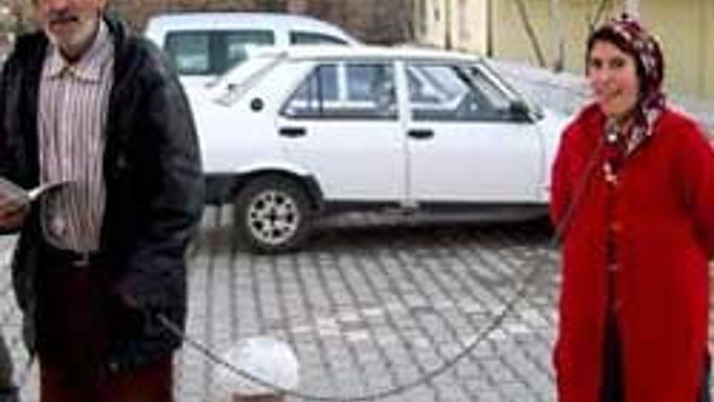 Baba kızını zincirledi