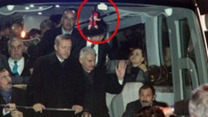 Başbakanlık otobüsüne astılar