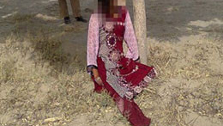 Genç kıza tecavüz edip ağaca astılar