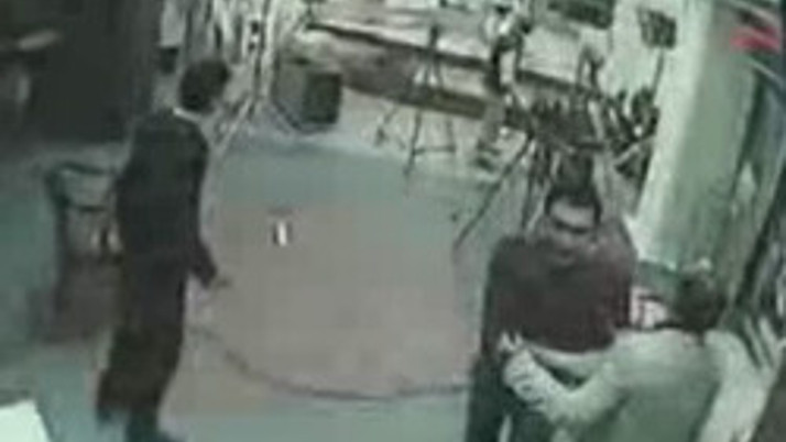 Gazeteciyi fena dövdüler