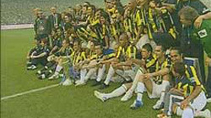 Şampiyon kupayı kaldırdı