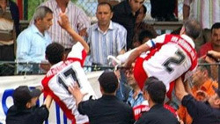 Futbolcular tribüne saldırdı 