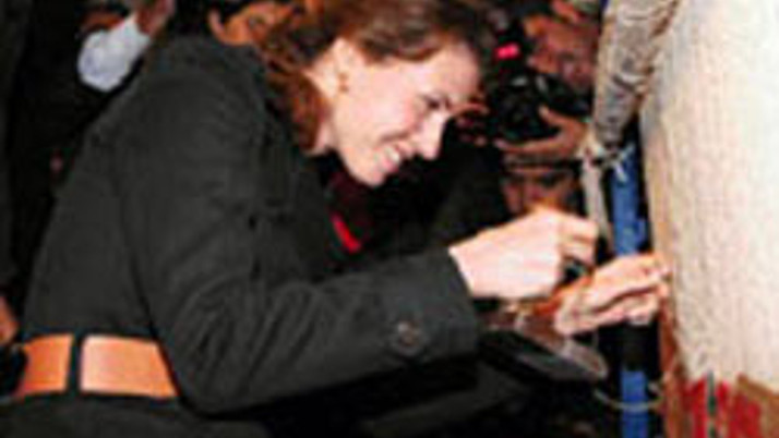 Esma Esad turşu götürüyor