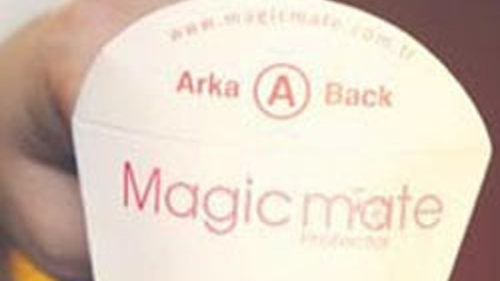 Kadına ayakta tuvalet hunisi