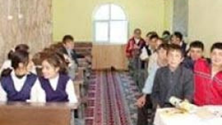 Okul tadilatta, haydi camiye!