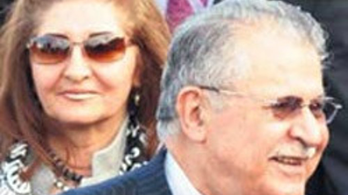 Talabaninin arkasındaki kadın