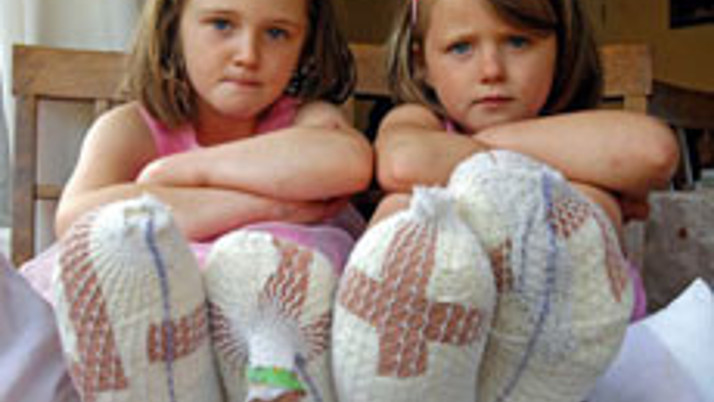 Yeni asfaltlanan yol ayaklarını yaktı 