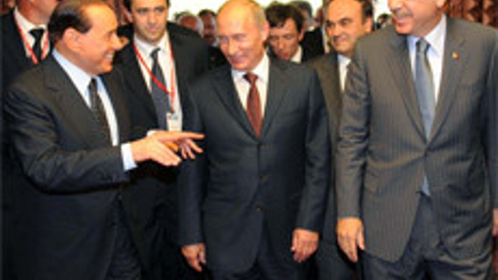 Berlusconi zirvede kırdı geçirdi