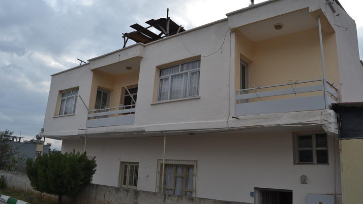 Adana'da tartıştığı eşini oğlunun gözü önünde bıçakladı