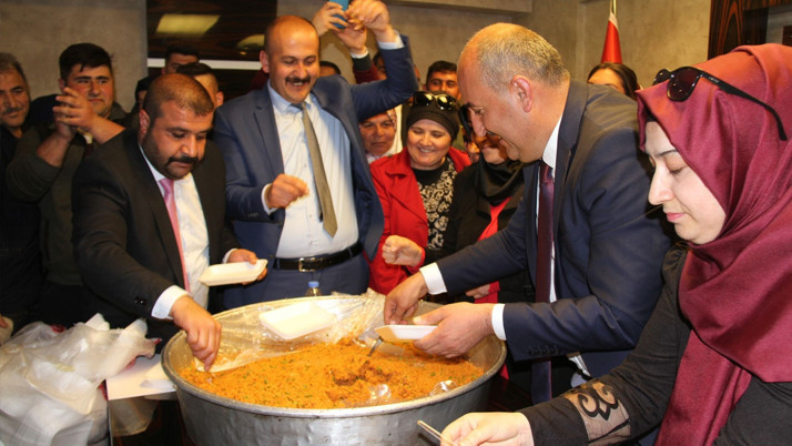 Belediye Başkanı seçildi ilk iş olarak kısır dağıttı