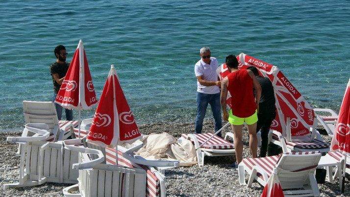 Sahilde üzücü görüntüye şemsiyeli kamuflaj