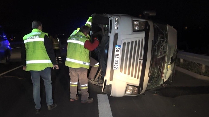 Bursa'da düzensiz göçmenleri taşıyan minibüse otomobil çarptı