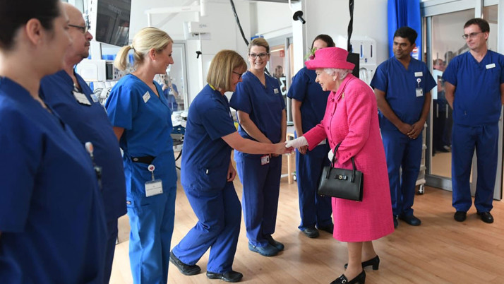 Karantina altındaki Kraliçe Elizabeth tehlikede