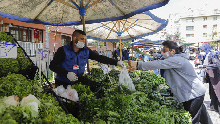 Ankara'da koronavirüsü yenip pazarda tezgah açtı