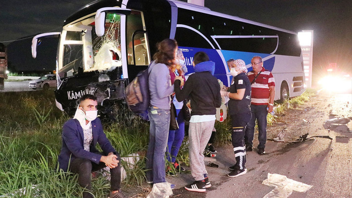 Manisa'da otobüs ile otomobil çarpıştı: 2 ölü, 2 yaralı