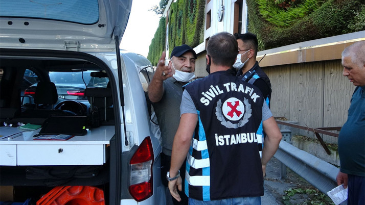 Emniyet şeridine girdi cezayı yiyince çılgına döndü