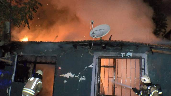 Ataşehir'de gecekondu alev alev yandı