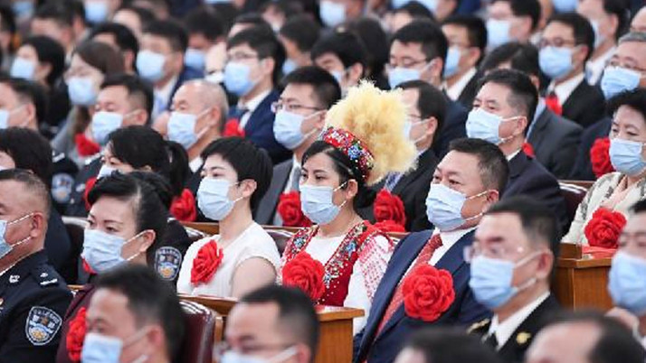 Çin’den tepki çeken görüntü! 3 bin kişilik sosyal mesafesiz pandemi ile mücadele toplantısı
