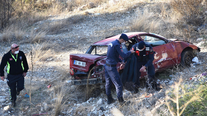 Sürücüsünün direksiyonda uyuduğu otomobil 20 metreden yuvarlandı